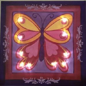 Ein Leuchtender Schmetterling mit Lichterkette